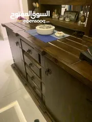  8 طقم سفره من ثلاث قطع   طاولة خشب 8 كراسي وفضيه و بوفيه