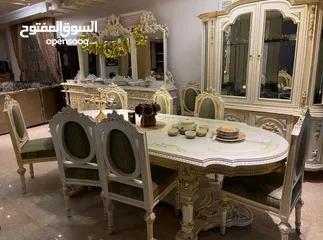  7 طقم سفرة كامل طاولة 8 كراسي مع خزانة فضية و 3 خزانات مع مراة للبيع من المالك