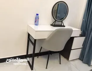  1 تسريحة مودرن مع خزانة جانبية – لمسة فخامة لغرفتك!  ترتيب وأناقة بمساحة مثالية  تصميم عصري بسيط، يض
