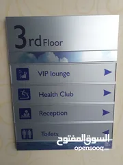  17 قارمة مكتب ولوحات جدارية