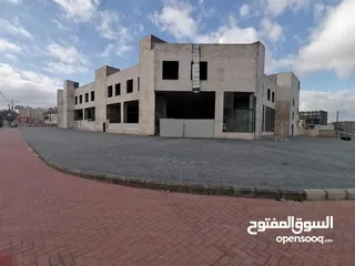  1 مجمع تجاري للبيع في منطقة المقابلين شارع القدس على 3 شوارع