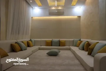  1 للايجار السنوي 3 غرف نوم و ديوانيه بجانب كمبارند الأمعري