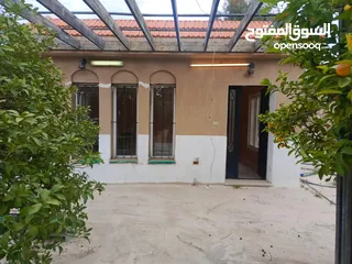  1 مزرعه مع 2 بيت ريفي مخدومه ماء وكهرباء مساحتها 4712