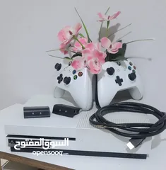  2 XBOX  ONE S 1Tمع حساب مليان العاب
