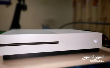  3 اكس بوكس ون xbox one بحالة ممتاز  + ثلاث اقراص مجانا بسعر مغري