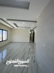  11 شقة طابق اخير مع روف مميزة