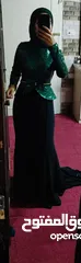  1 فستان كامل لونه اخضر باسود