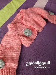  4 طقم كروشيه فاخر شغل يدوي 4 قطع: طاقية، جكيت قصير، فستان، كلكول.  لون سكني وزهري.