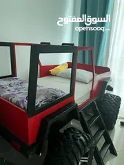  1 سرير كبير على شكل سيارة