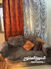  6 كنب موديرن لون قرميدي و بني بحالة ممتاز عدد 7 مقاعد +صوفا خشب زان +برادي بحال جيدة نفس لون الكنب