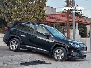  2 للبيع تويوتا راف فور موديل 2021 وارد المركزيه اسود  بسعر 28500 دينار