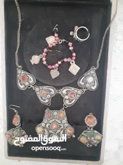  7 اكسسوارات لكل الأوقات، لجميع المناسبات، ولجميع الاذواق، أنيقة.. بروشات، عقود طويلة وقصيرة،و اقراط