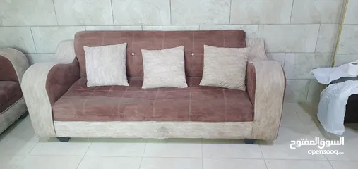  4 طقم كنب مكون من سبع مقاعد مع طاوله وسط بحاله جيدة