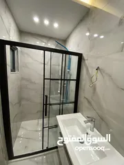  16 شقة فاخرة اخير مع روف دوبلكس 215 متر وتراس 100 متر مع اطلالة مفتوحة مميزة بسعر مميز جداا