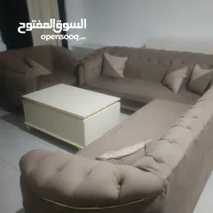  1 طقم كورنر للبيع مع طاولة وسط ثقيل استعمال اقل من سنة كلف جديد 400 دينار للبيع بي 150 دينار
