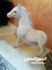  2 مجسم خيل  ابيض