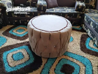  3 طاولة دائرية لون بيج، بحالة ممتازة  قطر: 77 سم المحيط: 2.60 سم.