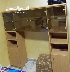  1 بوفيه خشب برفوف زجاجية بحالة ممتازة
