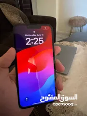  1 آيفون 13 بحالة وكاله مع شحن اصلي مساحة 256 جيجا  بطارية 89٪؜ استعمال سنة  ونصف وارد كندي
