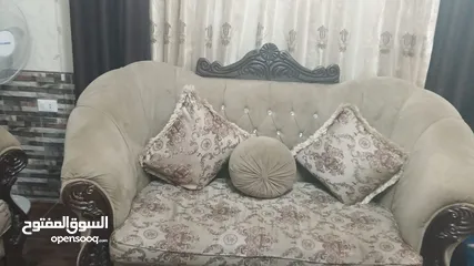  6 طقم كنب للبيع بحالة الجيدة مع 3 طاولات