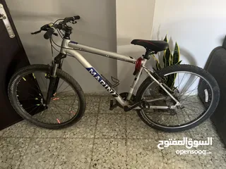  1 دراجة هوائية بحالة ممتازة
