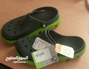  2 crocs رجالي جديد بسعر 10 دنانير