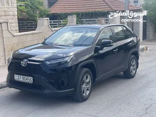  7 Toyota Rav4 model 2023  وارد الوكالة و ما زالت تحت الكفالة قطعت فقط 29 الف كيلو فحص كامل بلا حوادث