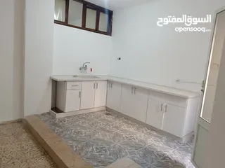  3 شقه فارغه للايجار قرب دوار السرية