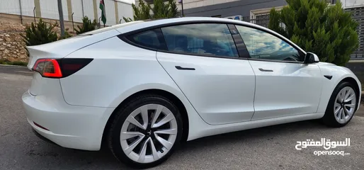  22 Tesla Model 3 -