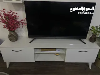  2 تلفزيون مع الميز مستعمل ونظيف