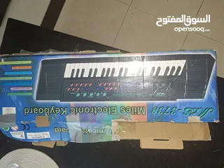  2 اوركن Mles ( Miles Elcotronic keyboar)  مستخدم  مع الكرتونة بحالة ممتازة للبيع
