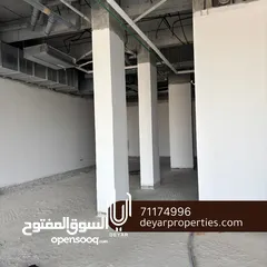  8 700m2 + spacious showroom with very good spot