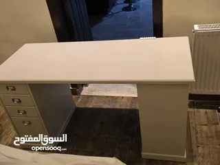  2 أثاث مكتب مع كرسي مستخدم بشكل بسيط بحالة الجديد للبيع بسعر مغري