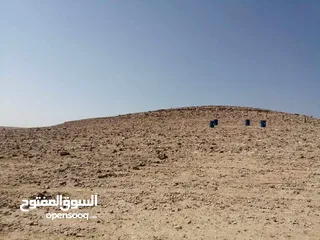  1 للبيع ارض الزرقاء الجديدة البتراوي الجنوبي  بجانب معامل الطوب   باعلى نقطة بالمن