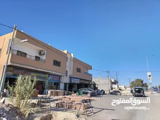  4 عقار ومجمع تجاري للبيع