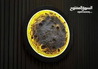  1 بنا طوب قصير مختص بأعمال ديكور القمر على جدران المنزل بمواد الاسمنت ليعطي منظر جمالي داخل الغرف