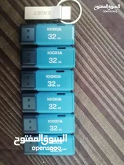  1 مجموعه فلاشات للبيع جديده مساحه 32 جيجا بسعر يا بلاش