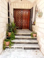  5 شقه مميزه للبيع طابق ارضي مساحه 270م خارجي 450م في أفضل مواقع السابع . الروابي / ref 761