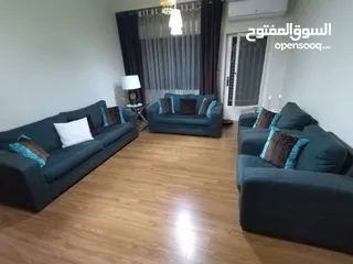  6 بيع طقم جلوس لون تركواز غامق مكحل باللون البني مكون من ثلاثيه ثنائيه ومفردتين مع بردايه فوال  250 سم