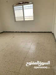  4 طابق اول  وأربع غرف