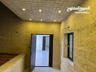  5 شقة طابقية طابق اول 3 غرف نوم 3 صالات 3 حمامات نظيفة جداً البناء 5 سنوات  الحي الشرقي قرب حديقة تونس