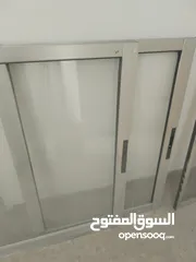  4 شباك المنيوم مقاس 1.5 بحالة الوكالة بالاضافه إلى حمايه 1.5 حديد ثقيل