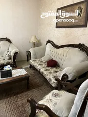  1 طقم كنب مع طاولة وسطية + طاولة سفرة