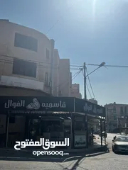  3 مجمع تجاري في وسط إربد عبارة عن محلات وشقق مع تسوية