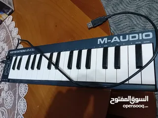 7 midi keyboard m audio keystationmini 32  32keys with connector  usb  شبه جديد ميدي كيبورد