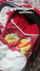  11 كوت أطفال شبه جديد   معاه كوفليه لون .احمر واسود