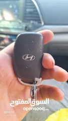  2 مطلوب مفتاح وكالة للسيارة  انترا.  موديل 2017 بصمه سياره