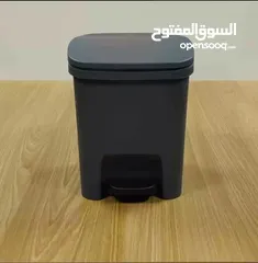  4 سلة نفايات عملية بغطاء محكم وفتاحة بالقدم – جمال ونظافة في بيتك أو مكتبك