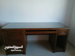  1 مكتب وخزانه فوق المكتب