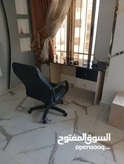  2 مكتب وكرسي جلد بحالة ممتازة